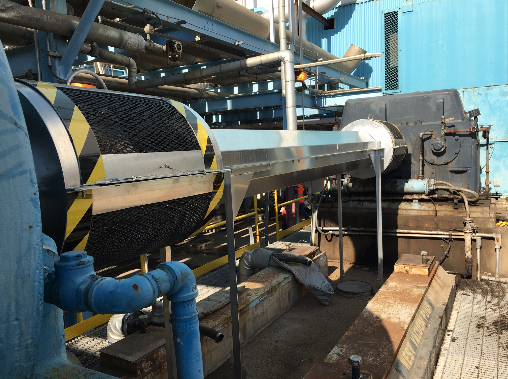 Drive shaft guard for vacuum pump